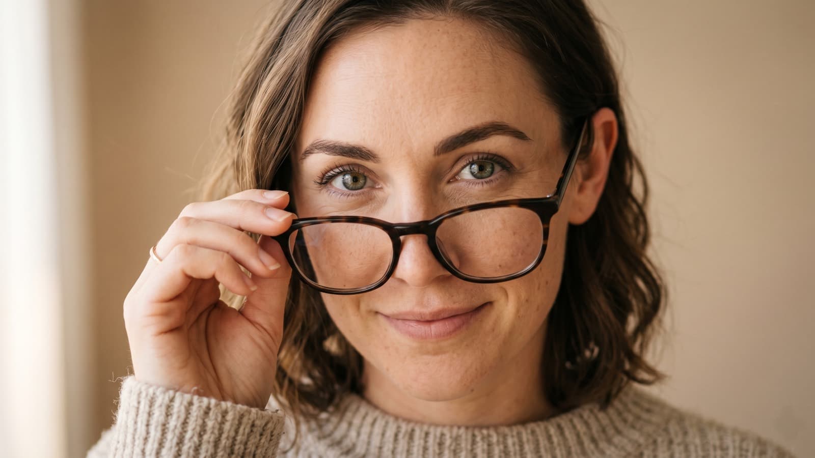 Primer plano de los dos ojos de una persona que baja sus anteojos, ilustrando OD (ojo derecho) y OI (ojo izquierdo)