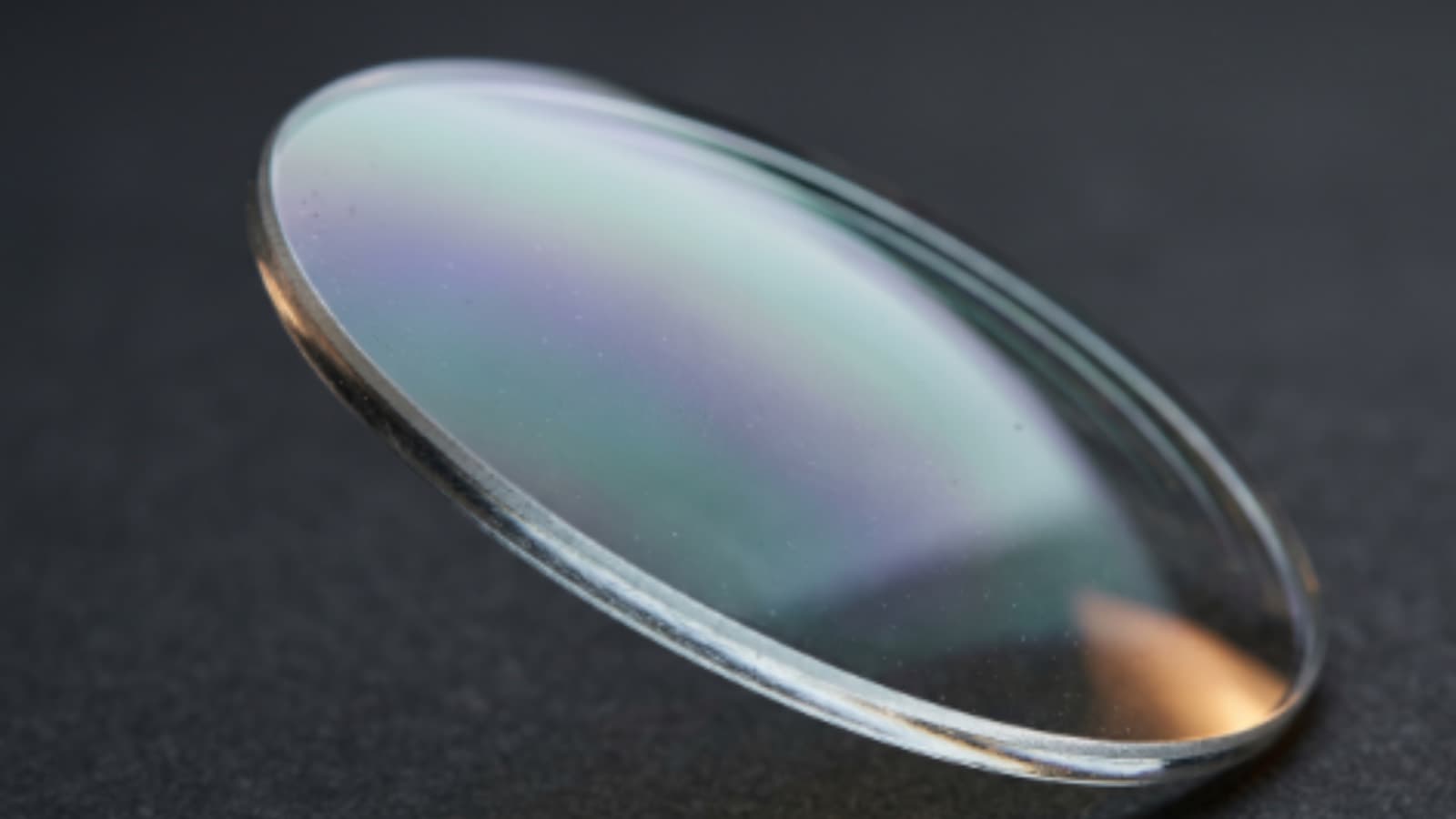 Cristal de anteojo con tratamiento antirreflejo, con un reflejo azulado sutil en la superficie